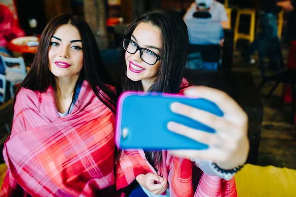 Dois amigos próximos fazer selfie no café — Fotografia de Stock