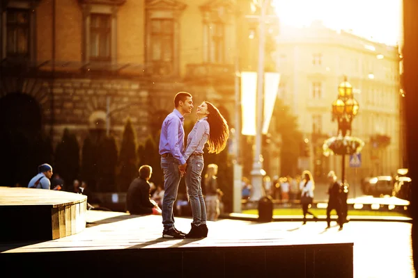 Couple s'amuser dans la ville — Photo