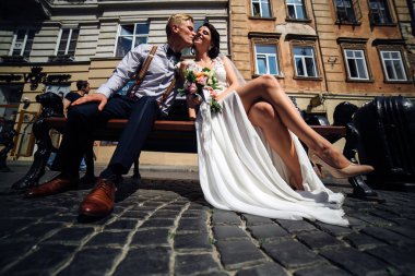 Gelin ve damat bankta oturmak