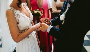Nikah yüzüğü belirli bir konuma geçirme