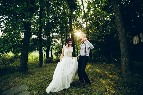 Braut und Bräutigam tanzen in der Natur — Stockfoto
