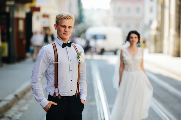 Mariée et marié dans la rue — Photo