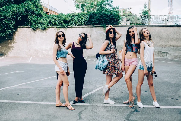 Fünf schöne junge Mädchen — Stockfoto