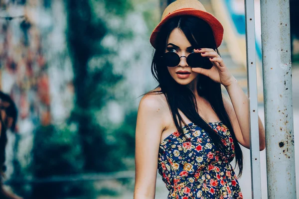 Bela menina posa para câmera na cidade — Fotografia de Stock