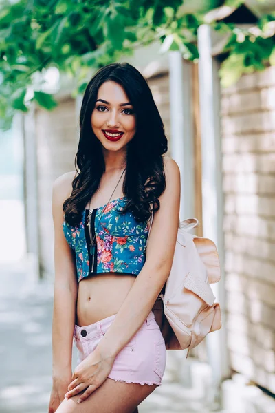 Beautiful girl poses for camera in the city — Stock Photo, Image