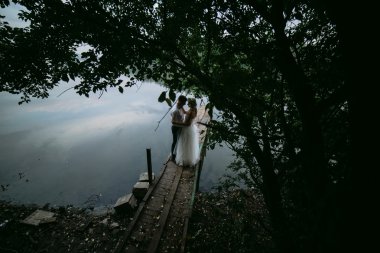 Düğün çift eski ahşap iskele üzerinde