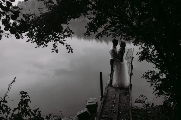 Düğün çift eski ahşap iskele üzerinde — Stok fotoğraf