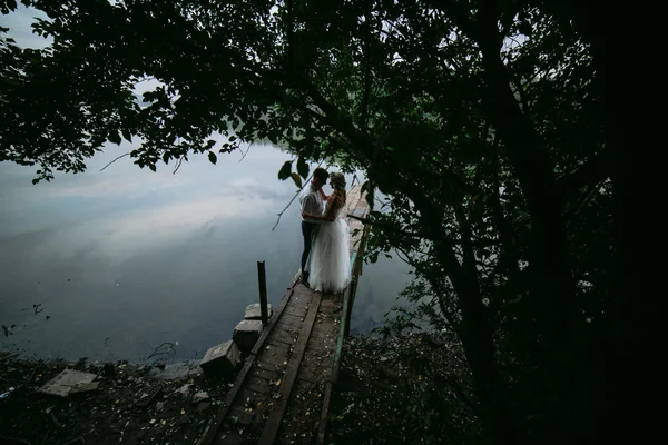 Düğün çift eski ahşap iskele üzerinde — Stok fotoğraf