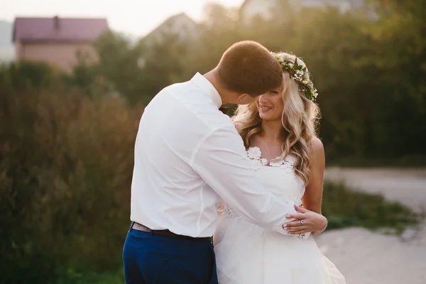 Casamento casal sobre a natureza — Fotografia de Stock