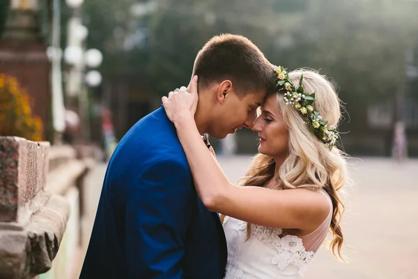 Damat gelin onun kollarında tutar. — Stok fotoğraf