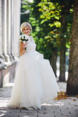 Genç güzel gelin dışarıda poz veriyor.