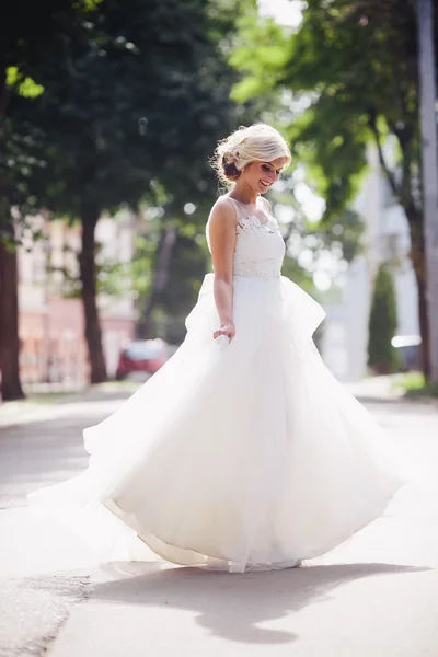 Jeune belle mariée posant à l'extérieur — Photo