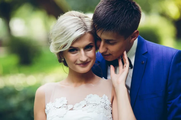 Hermosa pareja de boda posando en el parque —  Fotos de Stock