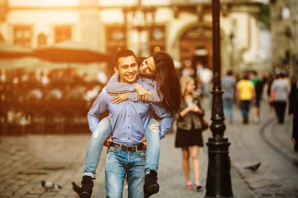 Coppia divertirsi in città — Foto Stock