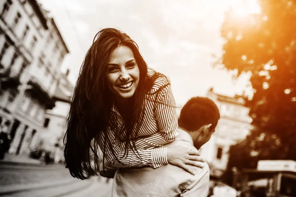 Casal se divertir na cidade — Fotografia de Stock