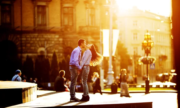 Couple s'amuser dans la ville — Photo