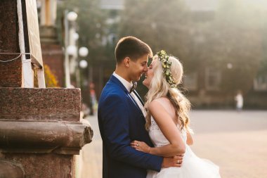 damat gelin onun kollarında tutar.