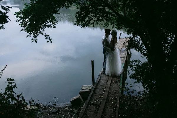 Matrimonio coppia sul vecchio molo di legno — Foto Stock