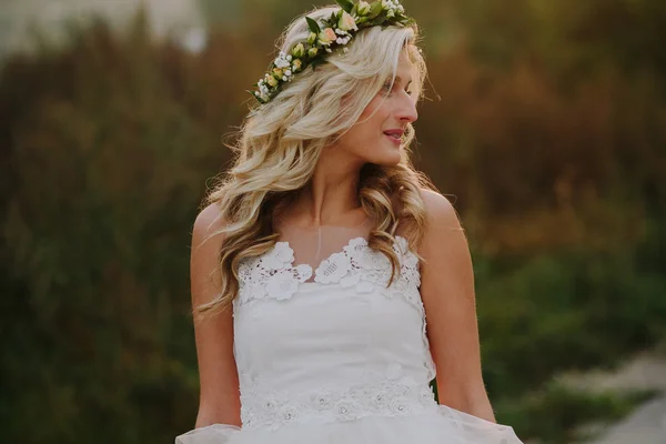 Красива дівчина моделі в білій весільній сукні — стокове фото