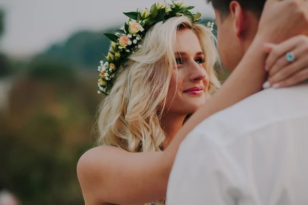 Casamento casal sobre a natureza — Fotografia de Stock