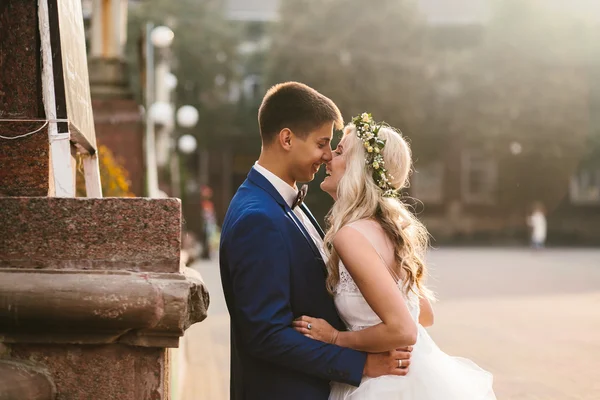 damat gelin onun kollarında tutar.