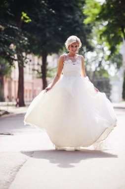 Genç güzel gelin dışarıda poz veriyor.
