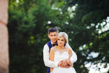 Parkta sarılma güzel düğün çifti