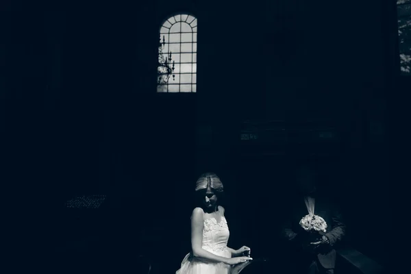 Bruden och brudgummen upplyst av ljus — Stockfoto