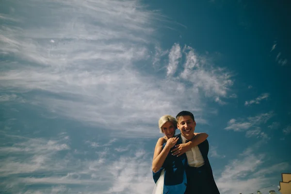 Novia y novio en el fondo del cielo — Foto de Stock