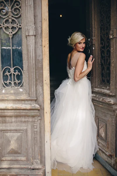 Nevěsta stojí před staré dveře — Stock fotografie
