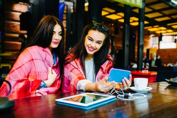 İki yakın arkadaş kafede selfie çekiyorlar. — Stok fotoğraf