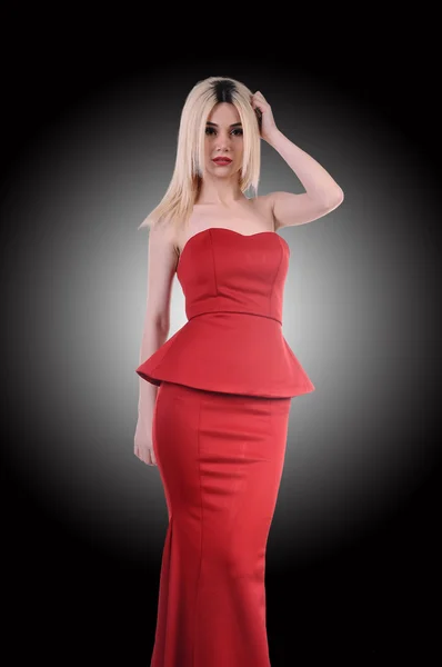 Beautiful fashion model stay in elegant pose, A sexy model in red dress is posing elastically, a cute model staying and looking down lovely — Stock Photo, Image