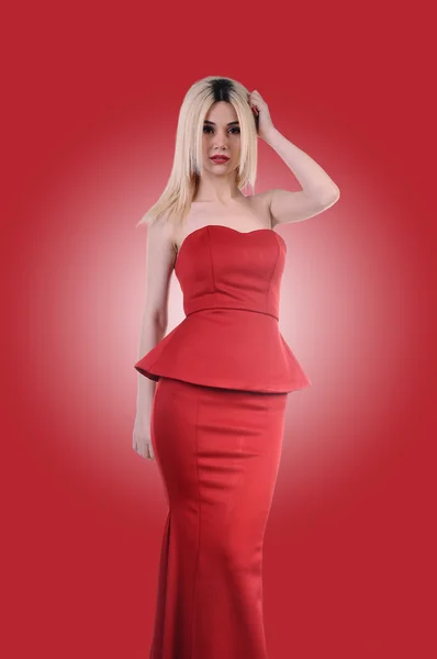 Beautiful fashion model stay in elegant pose, A sexy model in red dress is posing elastically, a cute model staying and looking down lovely — Stock Photo, Image