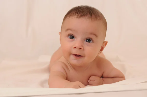 Recién nacido lindo bebé en la cama mirando al frente —  Fotos de Stock