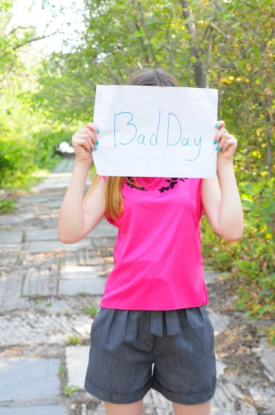 sevimli kız tutun hangi kağıt üzerinde kötü bir gün bulunmakta