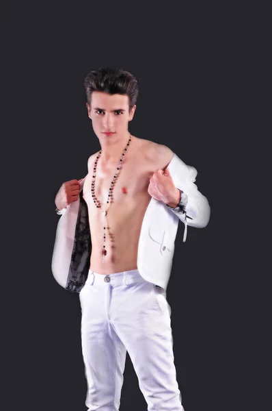 güzel çocuk demostrating çekici ve gizemli