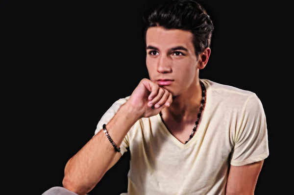 güzel çocuk demostrating çekici ve gizemli