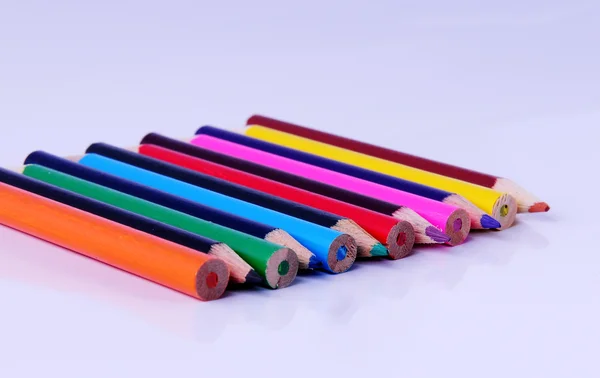 Gri arkaplanda renkli kalemler