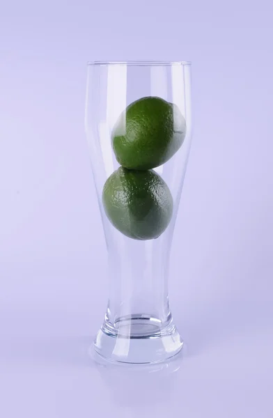 Deux limes dans le verre sur le fond gris — Photo