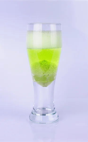 Juice i glas withlime och med skum — Stockfoto