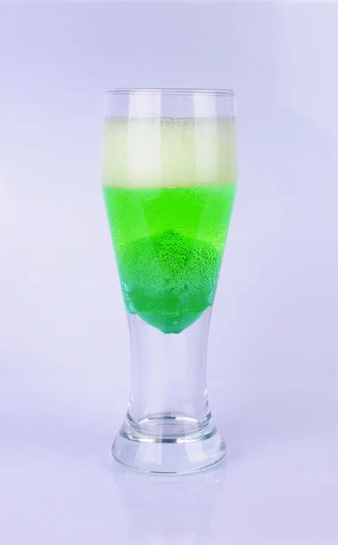 Juice i glas withlime och med skum — Stockfoto