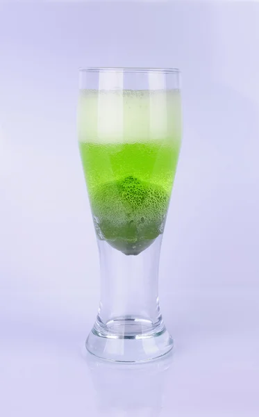 Jus dans le verre avec de la chaux et de la mousse — Photo