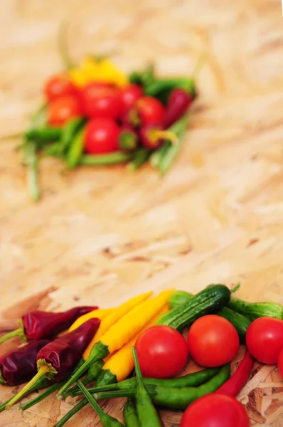 ahşap masa üzerinde renkli lezzetli sebze