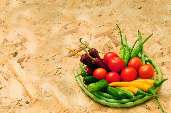 ahşap masa üzerinde renkli lezzetli sebze