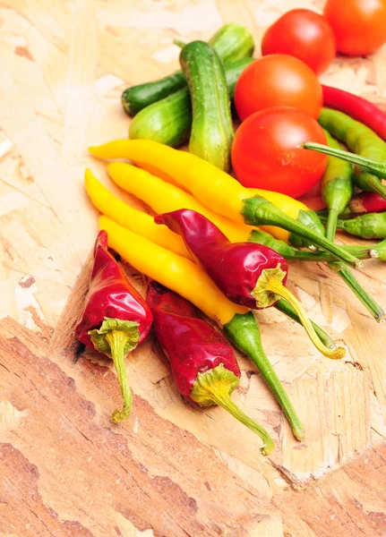 ahşap masa üzerinde renkli lezzetli sebze