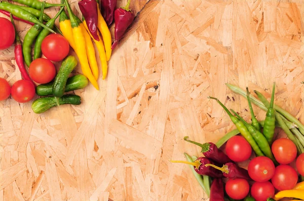 ahşap masa üzerinde renkli lezzetli sebze