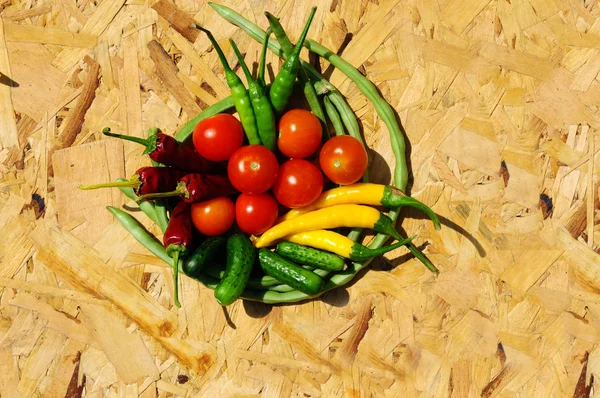 ahşap masa üzerinde renkli lezzetli sebze