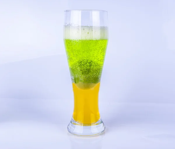 Duble jus dans le verre avec le citron vert — Photo