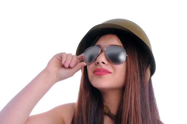 Gözlük ve kask ile kız baktı