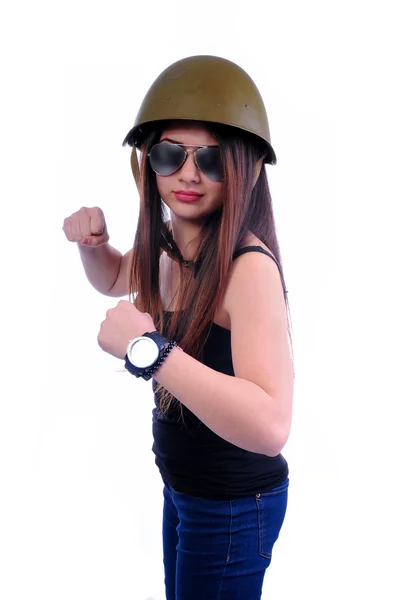 Asker kız saldırı duruş bir boksör gibi evde